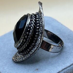 Unisex Cocktail Fashion Ring About Sz 8  Silvertone Unique Design w/ Black Stone